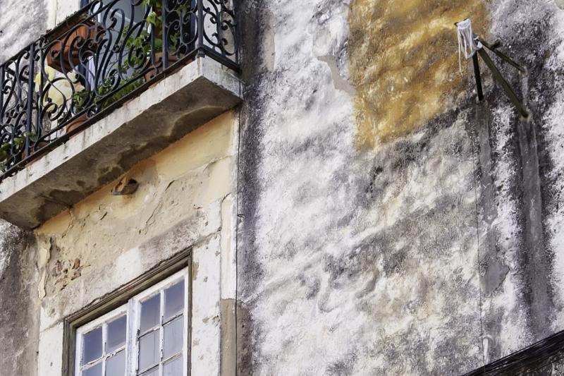 janelas prédio antigo em Lisboa