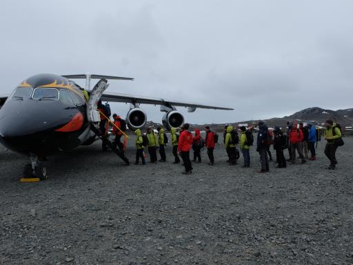 Um grupo de investigadores do PROPOLAR entra no avião